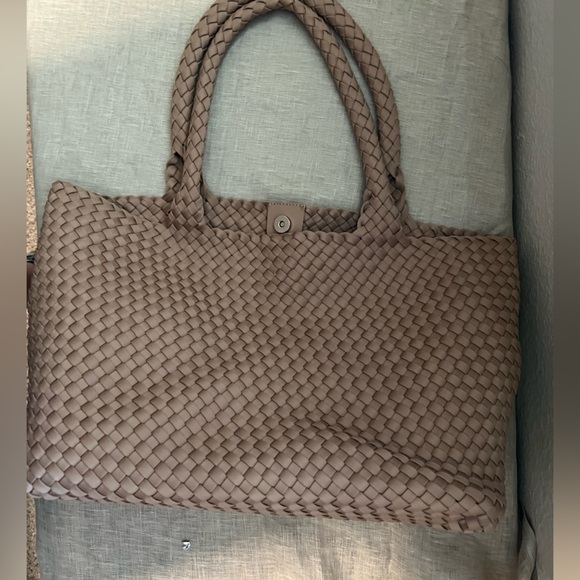 BCBGMaxAzria Handbags - Tan woven Bcbg Maxazria tote